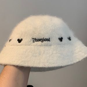 VTG DISNEYLAND CREAM WHITE FUZZY RABBIT HAIR BUCKET HAT Y2K